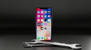 スマホの画面が割れた…修理は安い業者に出すべき？安い場合の危険性・リスクは？