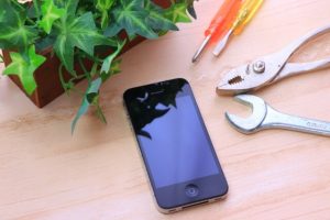 スマホと修理道具