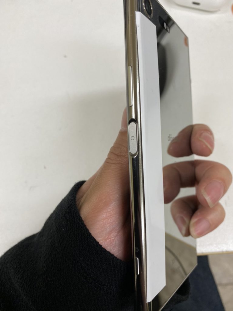 Xperia XZ(SOV34)】バッテリーの交換修理（蒲田店） - Android