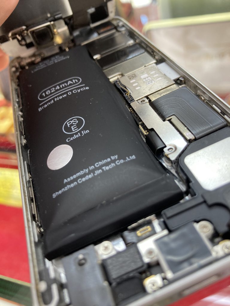iPhone SE　バッテリー交換　バッテリー膨張　修理　新宿