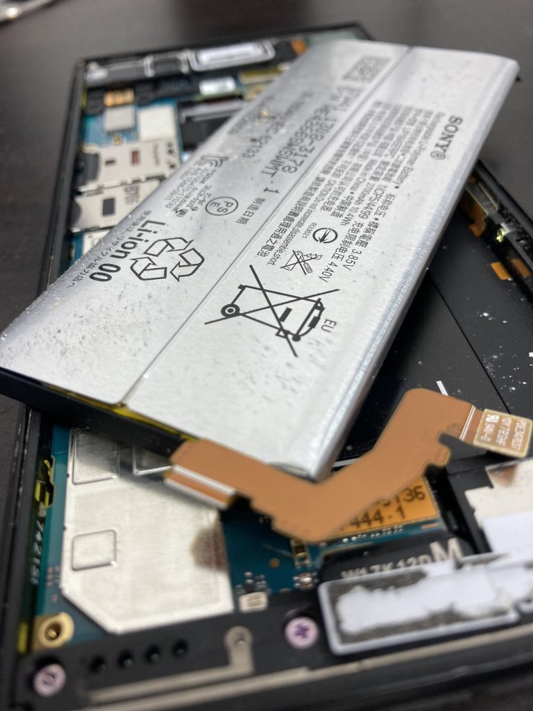 Xperia XZ1　画面割れ　画面修理　画面交換　バッテリー膨張　バッテリー交換　修理　新宿