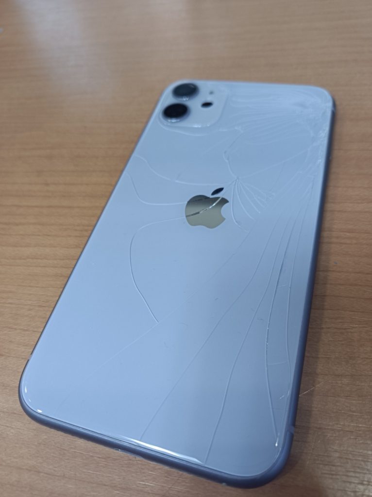 iPhone11 背面　ガラス割れ