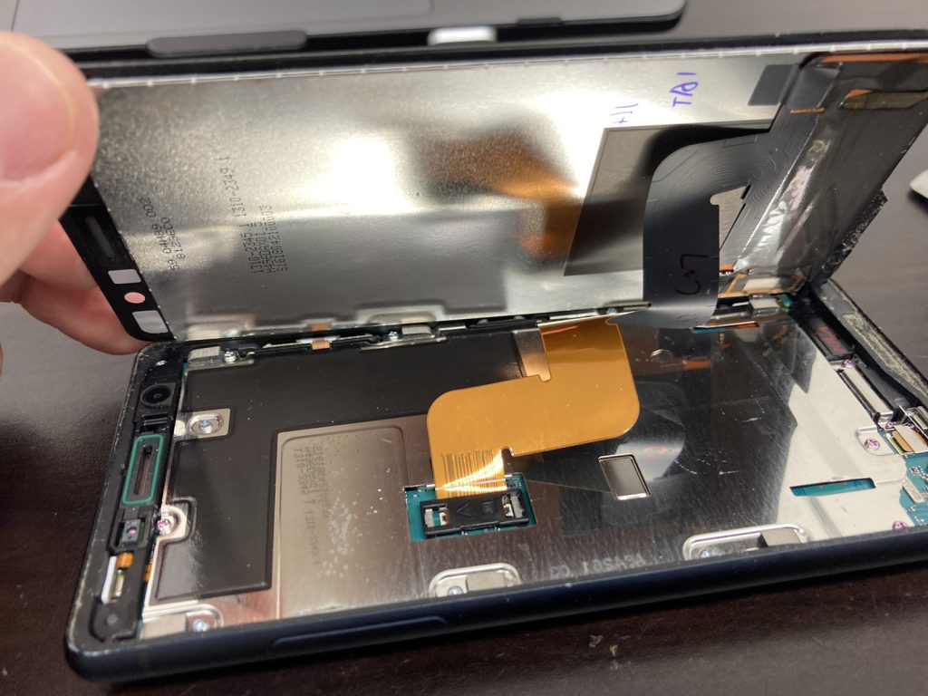 Xperia XZ2 Compact　画面割れ　画面交換　画面修理　修理　新宿