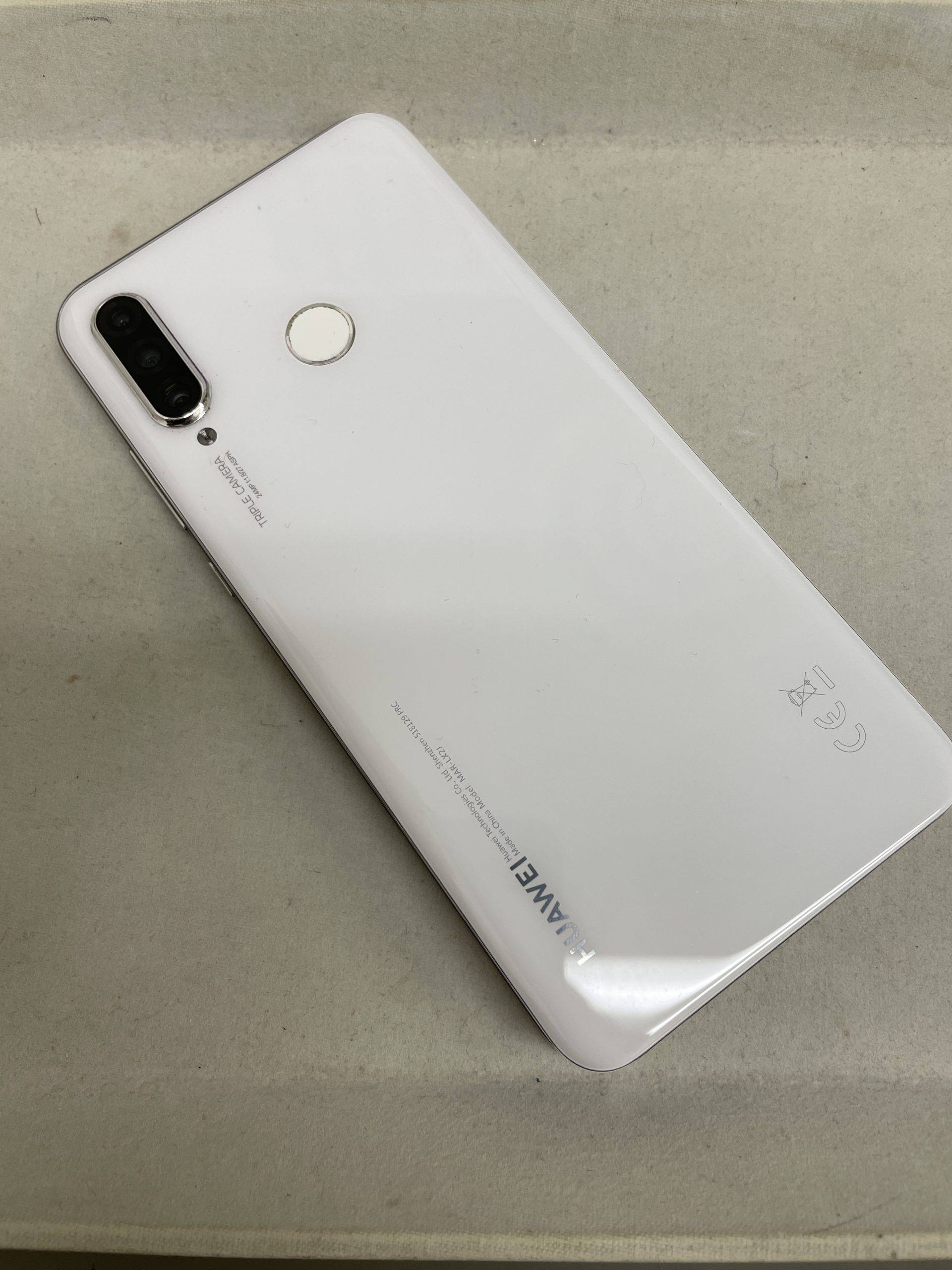 HUAWEI P30 Lite ホワイト 本体(箱、充電器付き)背面割れ Amazon | HUAWEI P30 Lite パールホワイト【日本正規代理店品