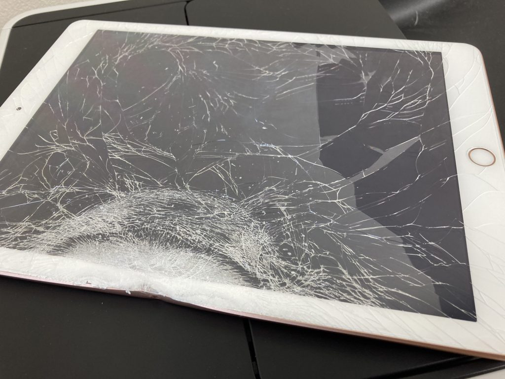 iPad 6(2018)　ガラス割れ　画面割れ　ガラス修理　画面修理　フレーム矯正　修理　新宿