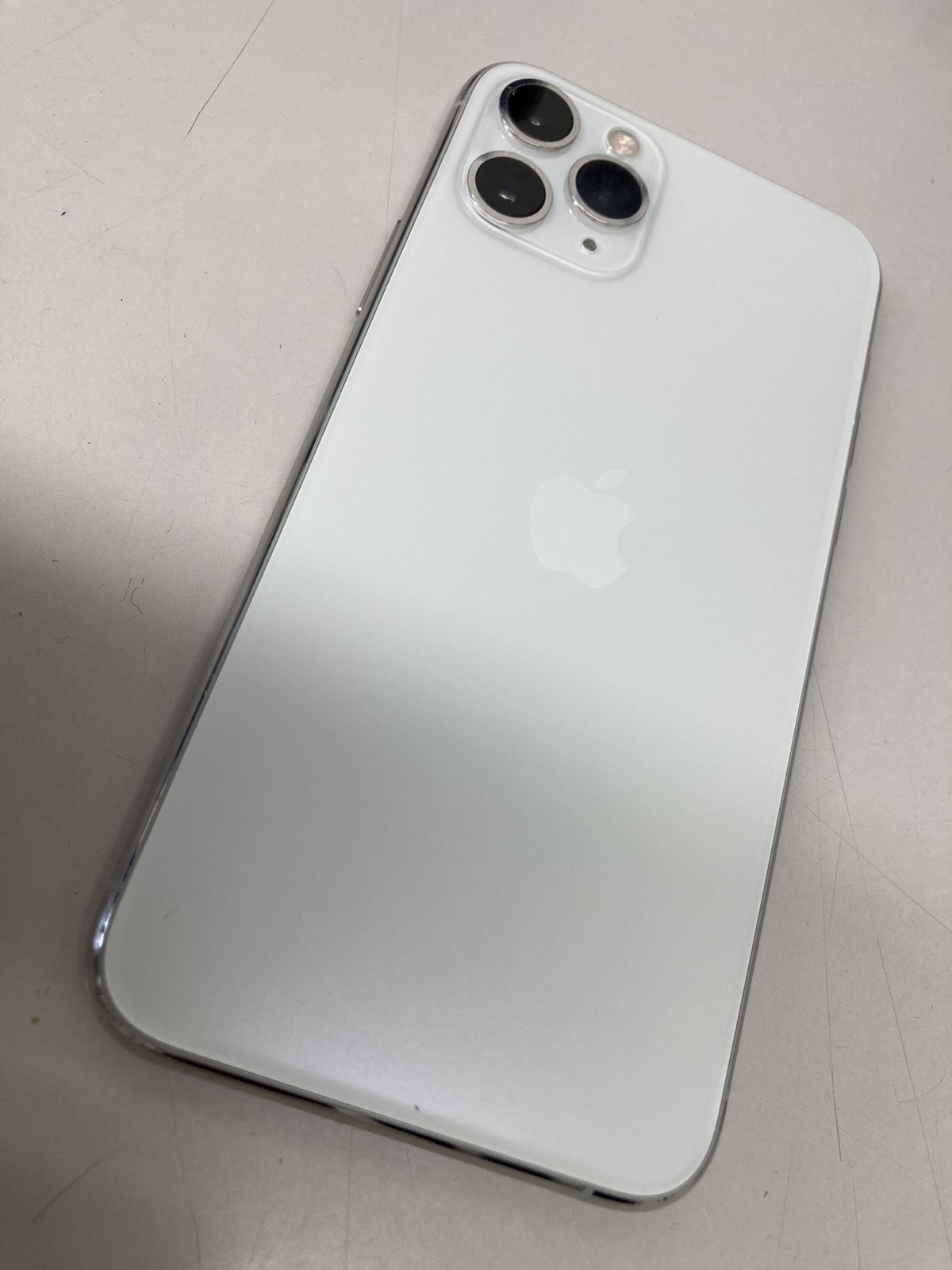 iPhone 11Pro】光の線が入っている液晶画面交換修理実績（新宿店