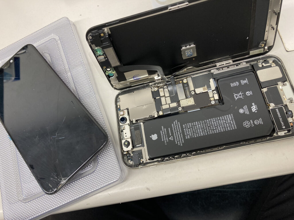 iPhone 11Pro　画面割れ　画面交換　液晶不良　液晶交換　修理　新宿