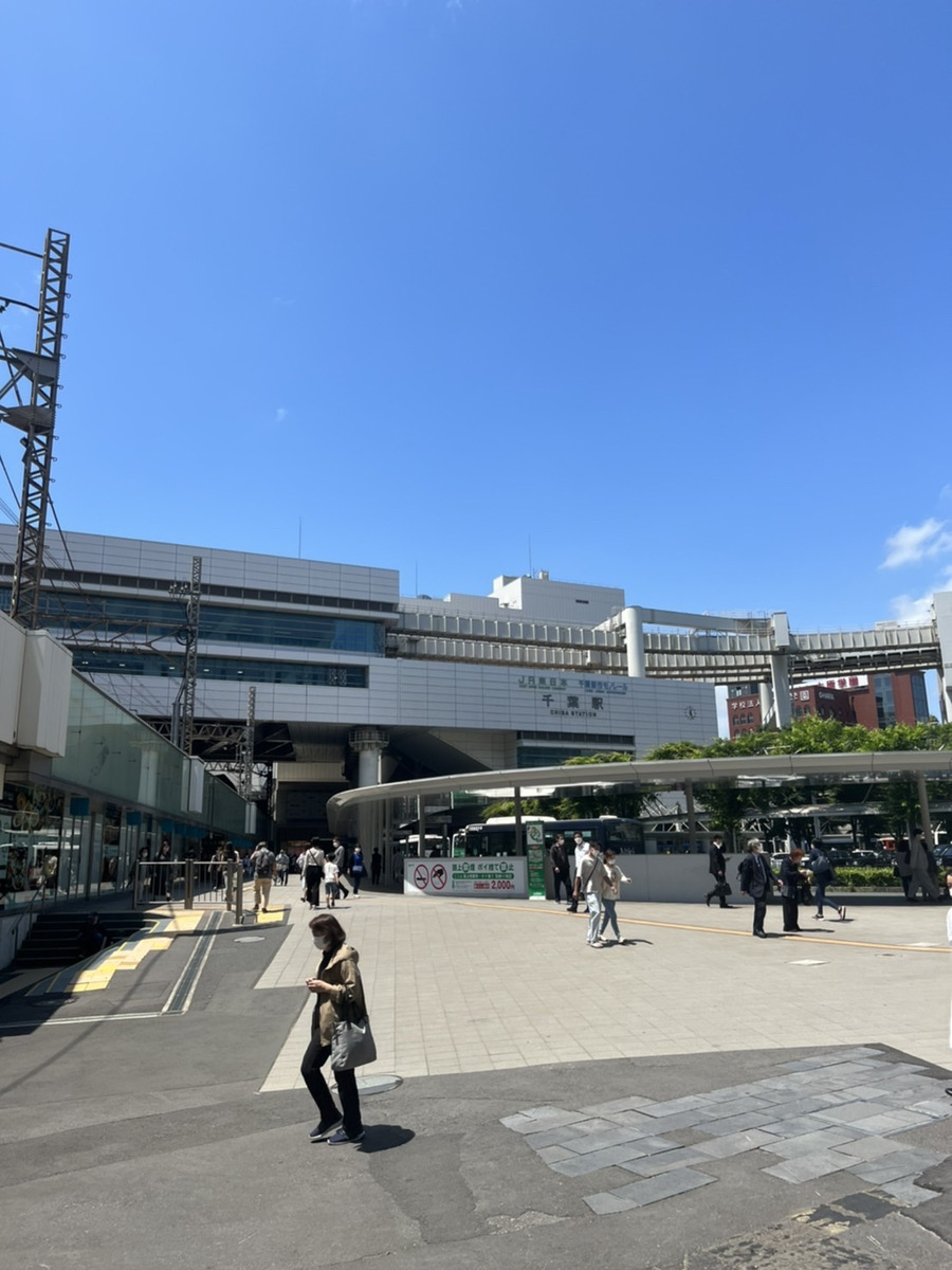 ①JR千葉駅東口を出て千葉ショッピングセンター（C・one）さんを右手に見てラ・ピエール通りを直進して下さい。上は内房線が走っている側道になります。