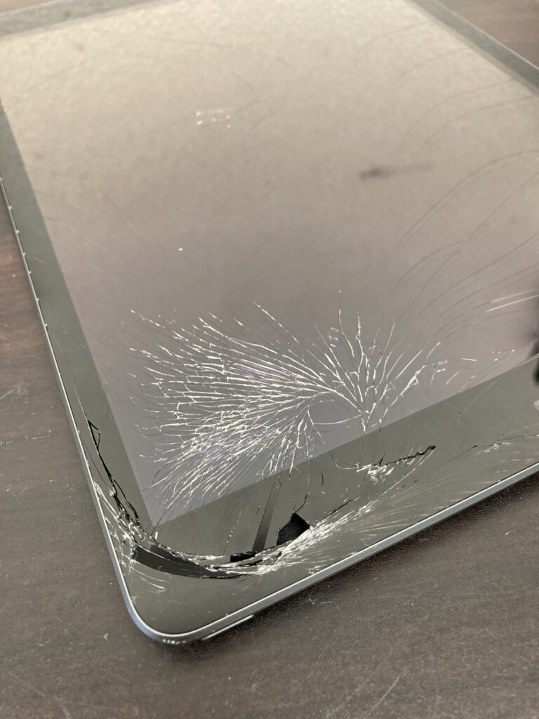 iPad8(2020)　画面割れ　ガラス割れ　画面交換　ガラス交換　画面修理　ガラス修理　修理　新宿