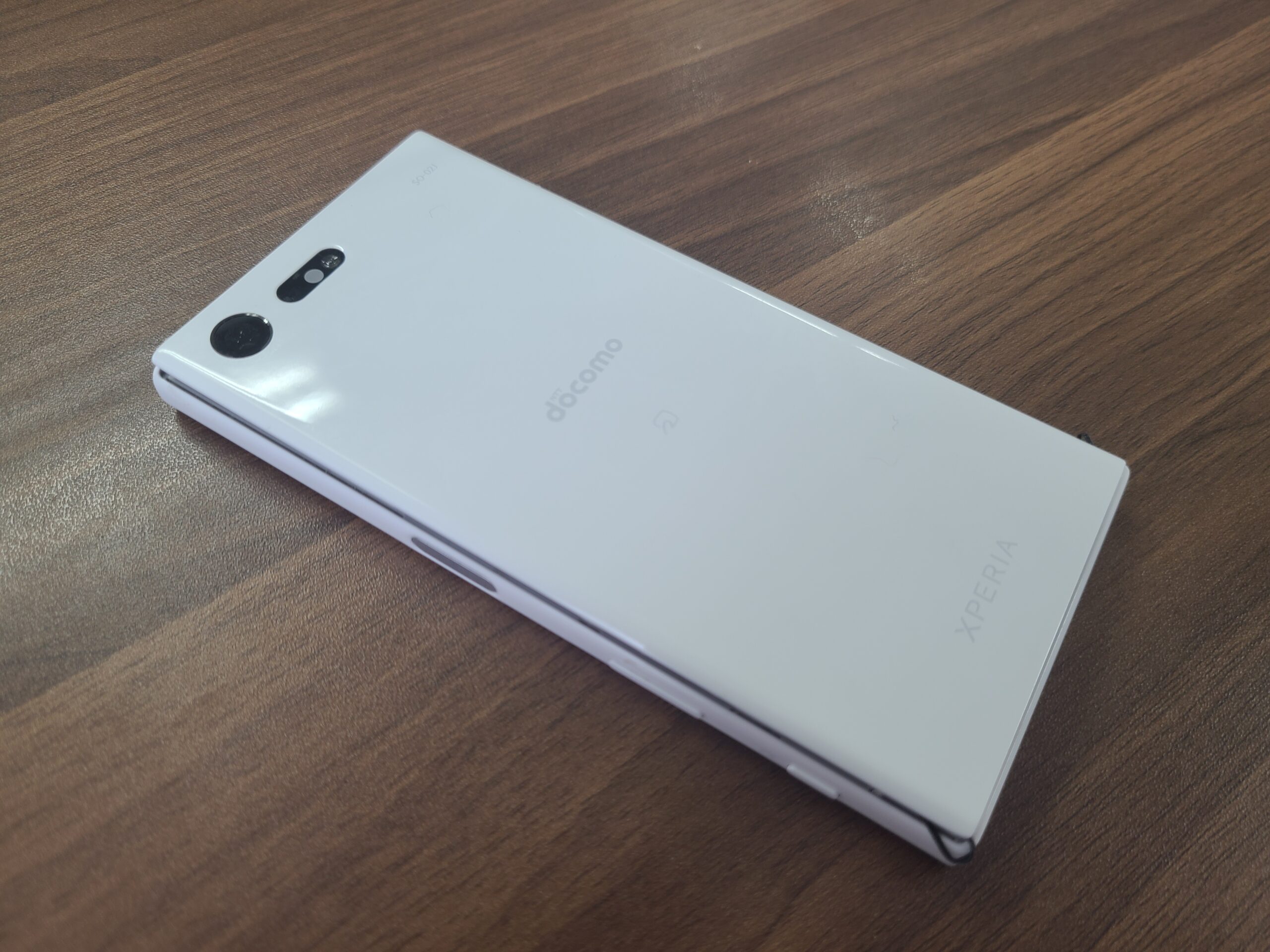 Xperia X compact】バッテリーが膨張して背面が空いてしまった端末の