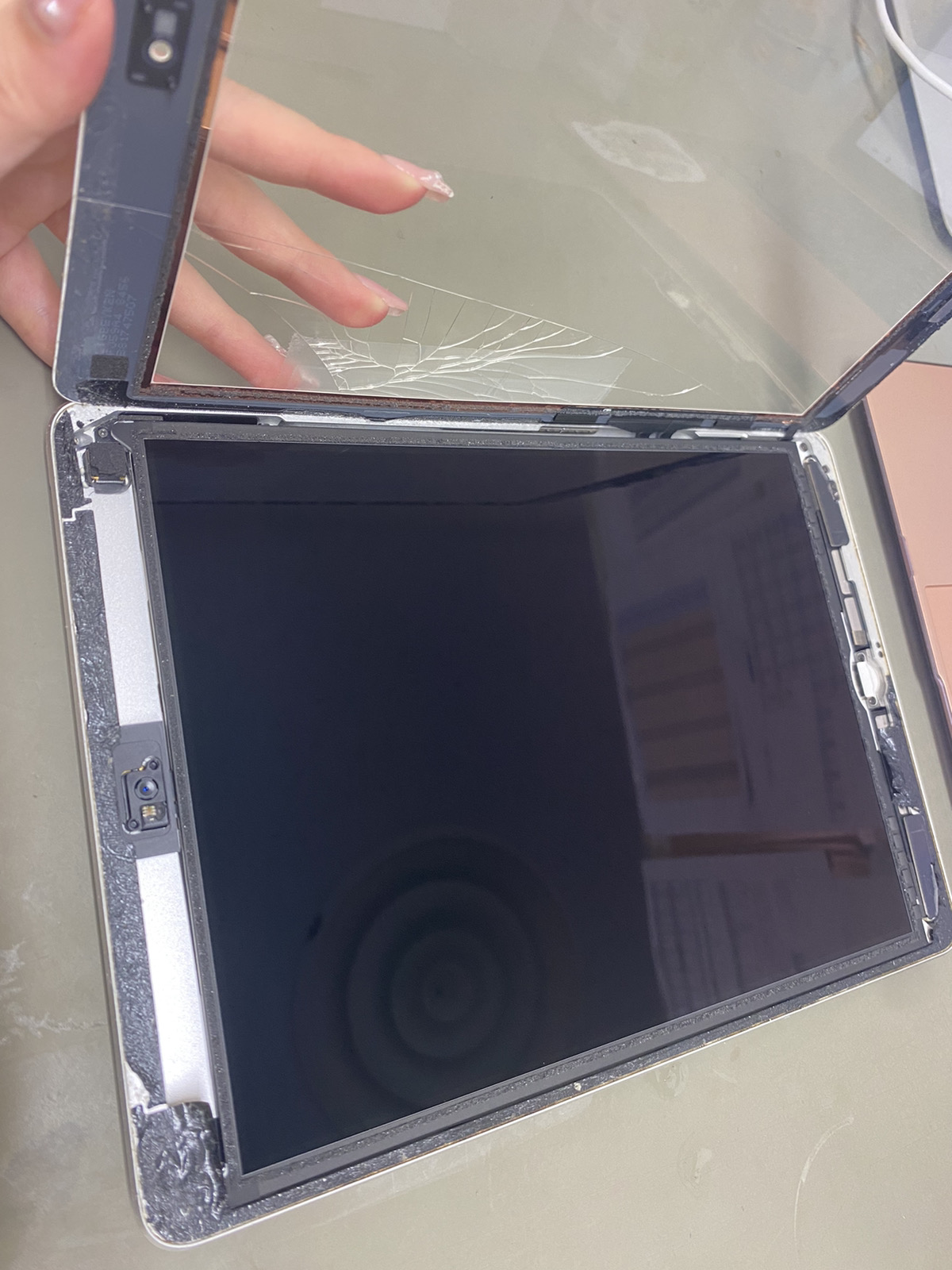 【iPad5】ガラス割れの交換修理実績（八王子店）