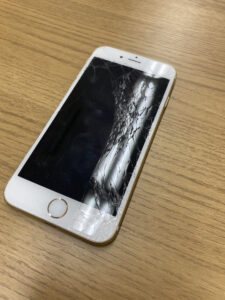 【iPhone8】バキバキに割れてしまった画面交換修理実績(新宿店)