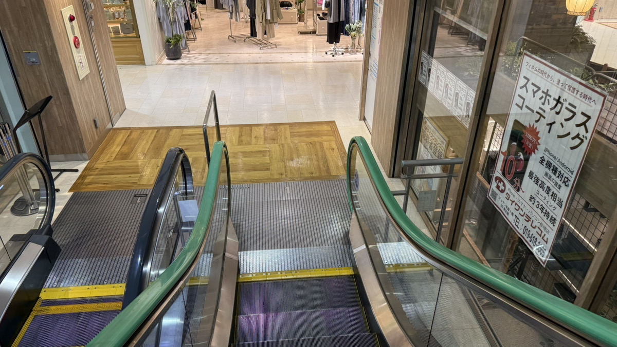 5.通路左手(JENASISさん奥)のエスカレーターを下りて右手に進みますと、当店がございます!