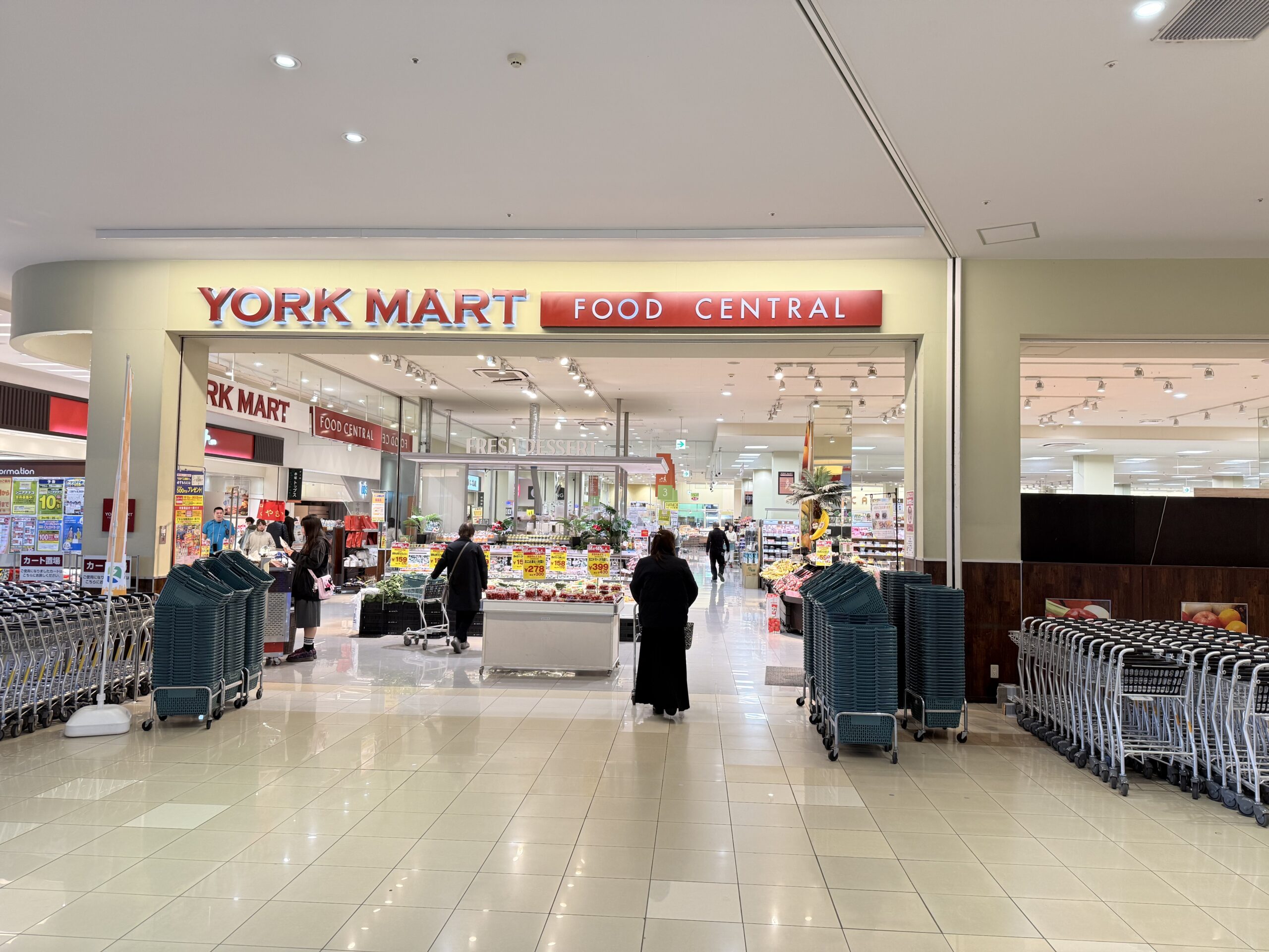 ５.ヨークマートが見えたら、そのまま道なりに進みます。