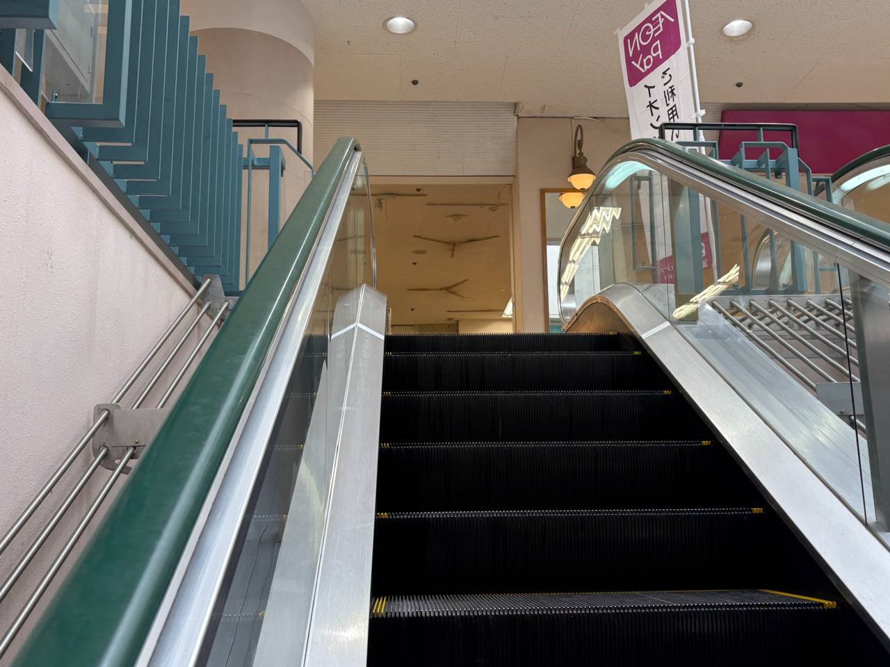 ５.エスカレーターで2Fフロアまで上がっていきます。