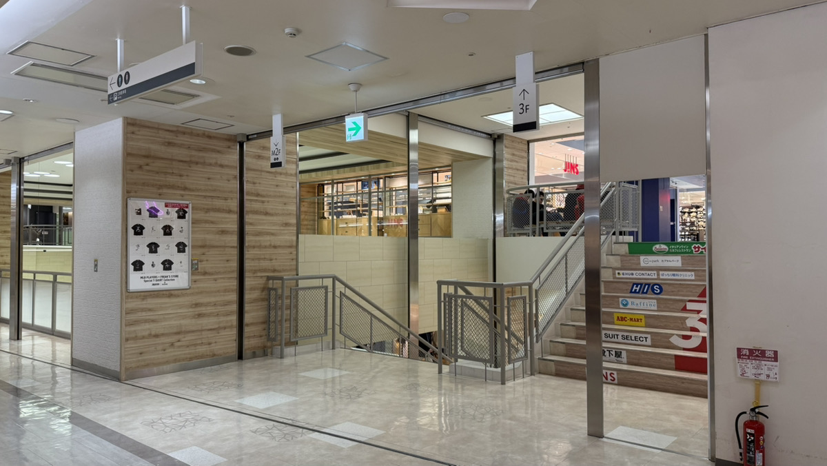 3.道なりに進むと正面に階段が見えてきますので、その階段を下りてください。