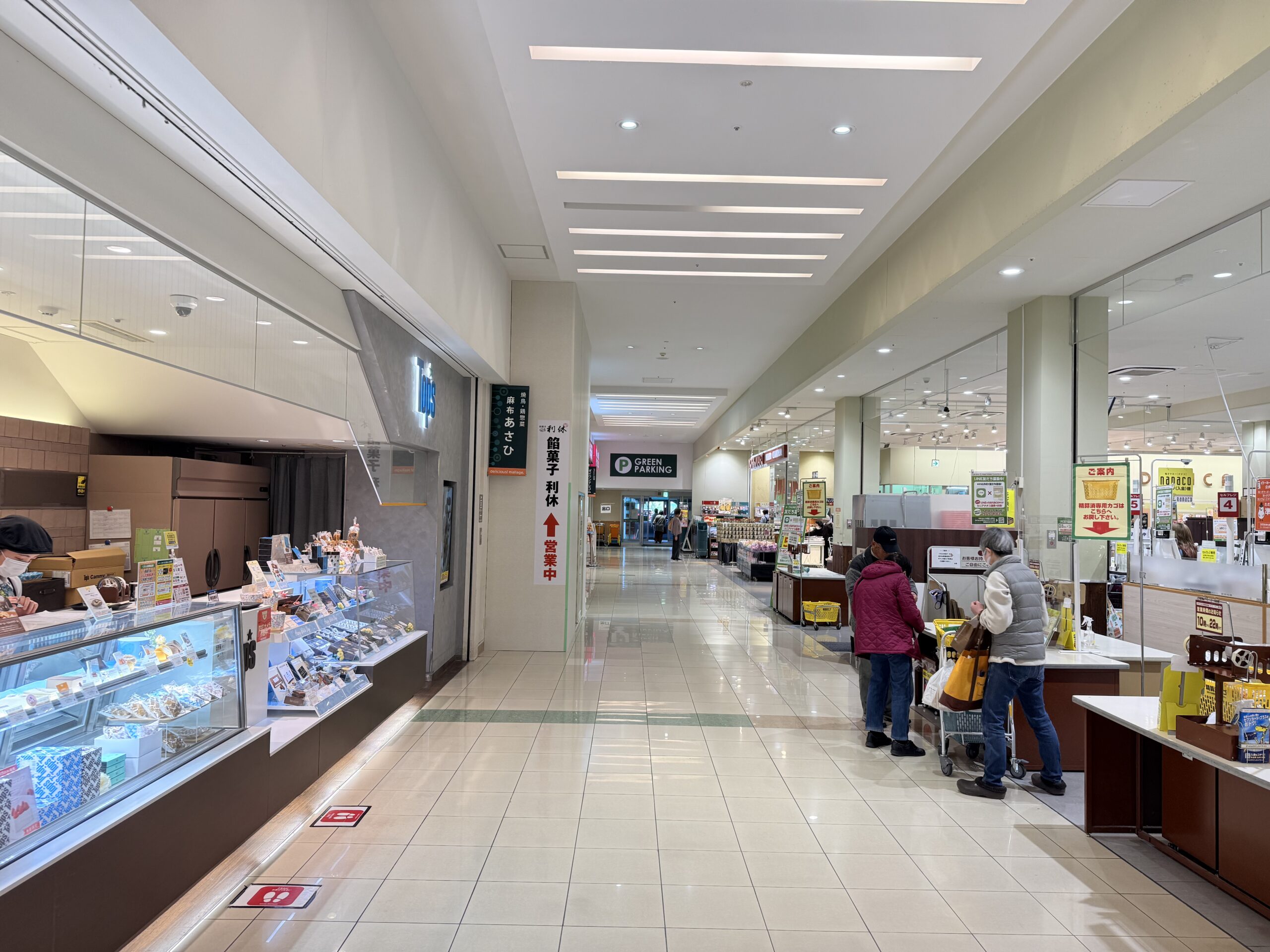 ６.「GREEN PARKING」の表示が出るまで直進してください。