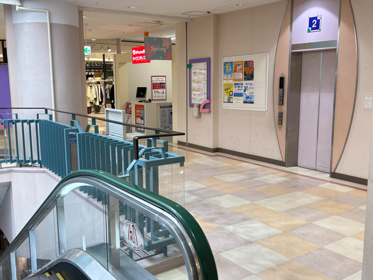 ６.上階で降りたら左へ回り込んでください。マジックミシンさんの隣の場所に当店がございます。