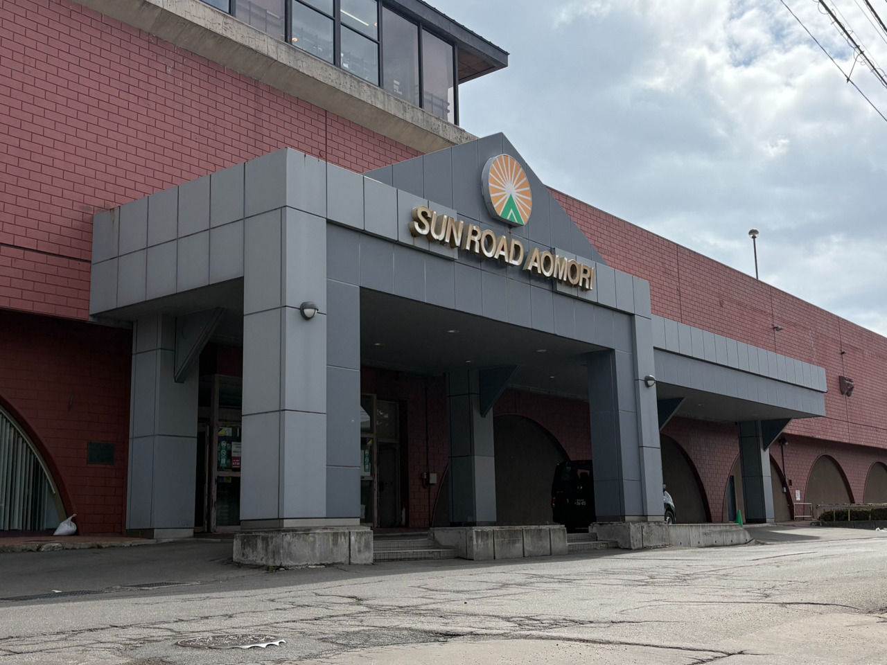 １.サンロード青森 西出入口をくぐり店内フロアへ進みます。