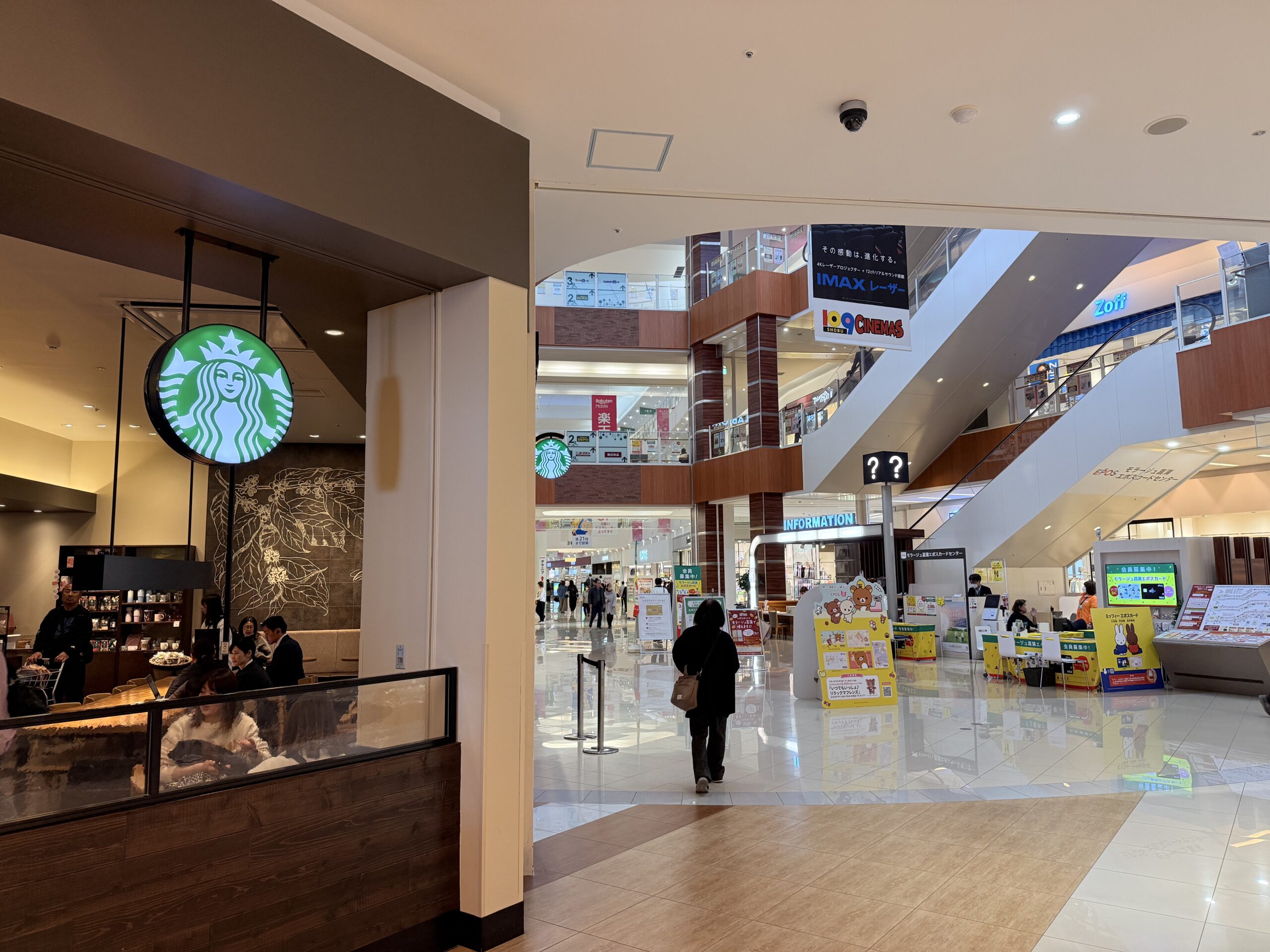 ３.スターバックスがある角を左に曲がって進みます。