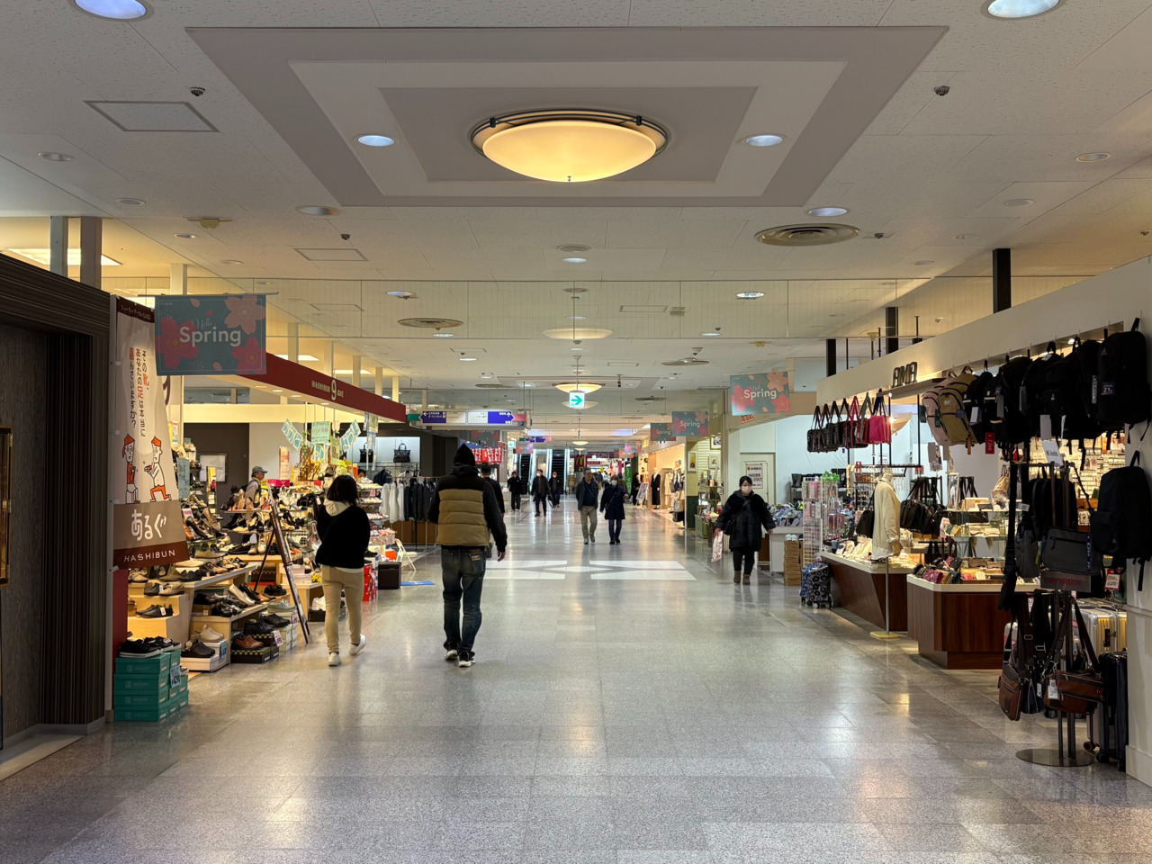 ３.通路をまっすぐ進行してください。