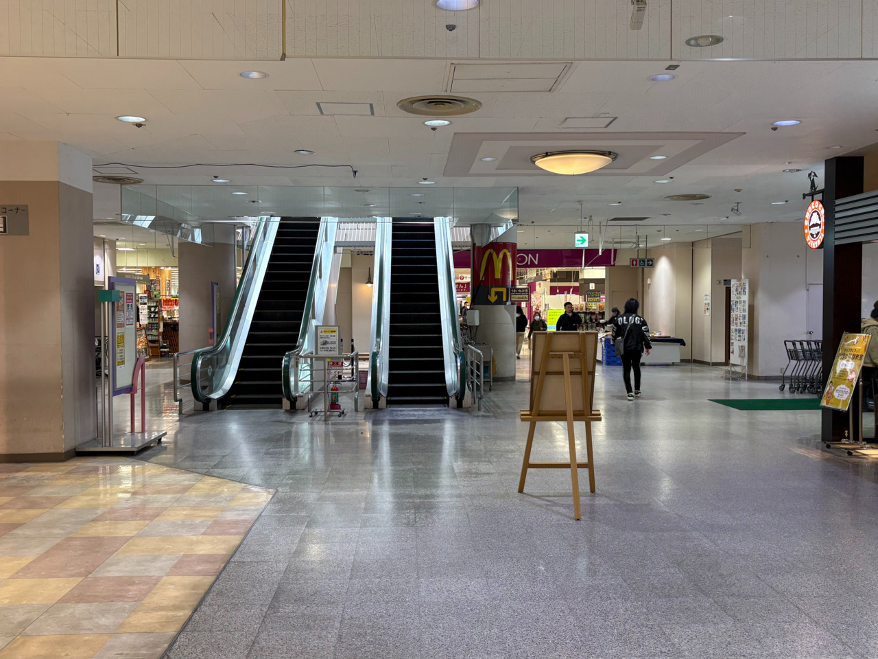 ４.突き当たりにあるエスカレーター前まで進んでください。