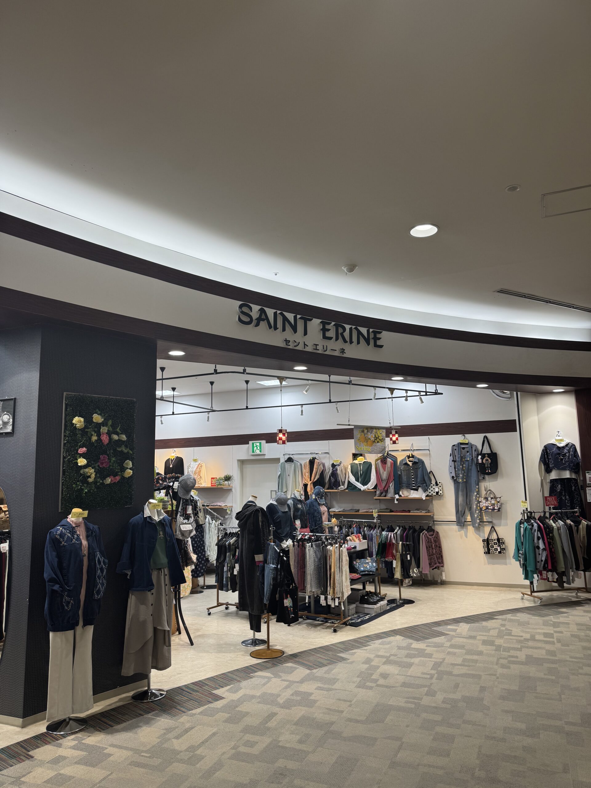 ３.【カラダファクトリー】さん前、【gashacoco】さん横の通路を右にお進みください。