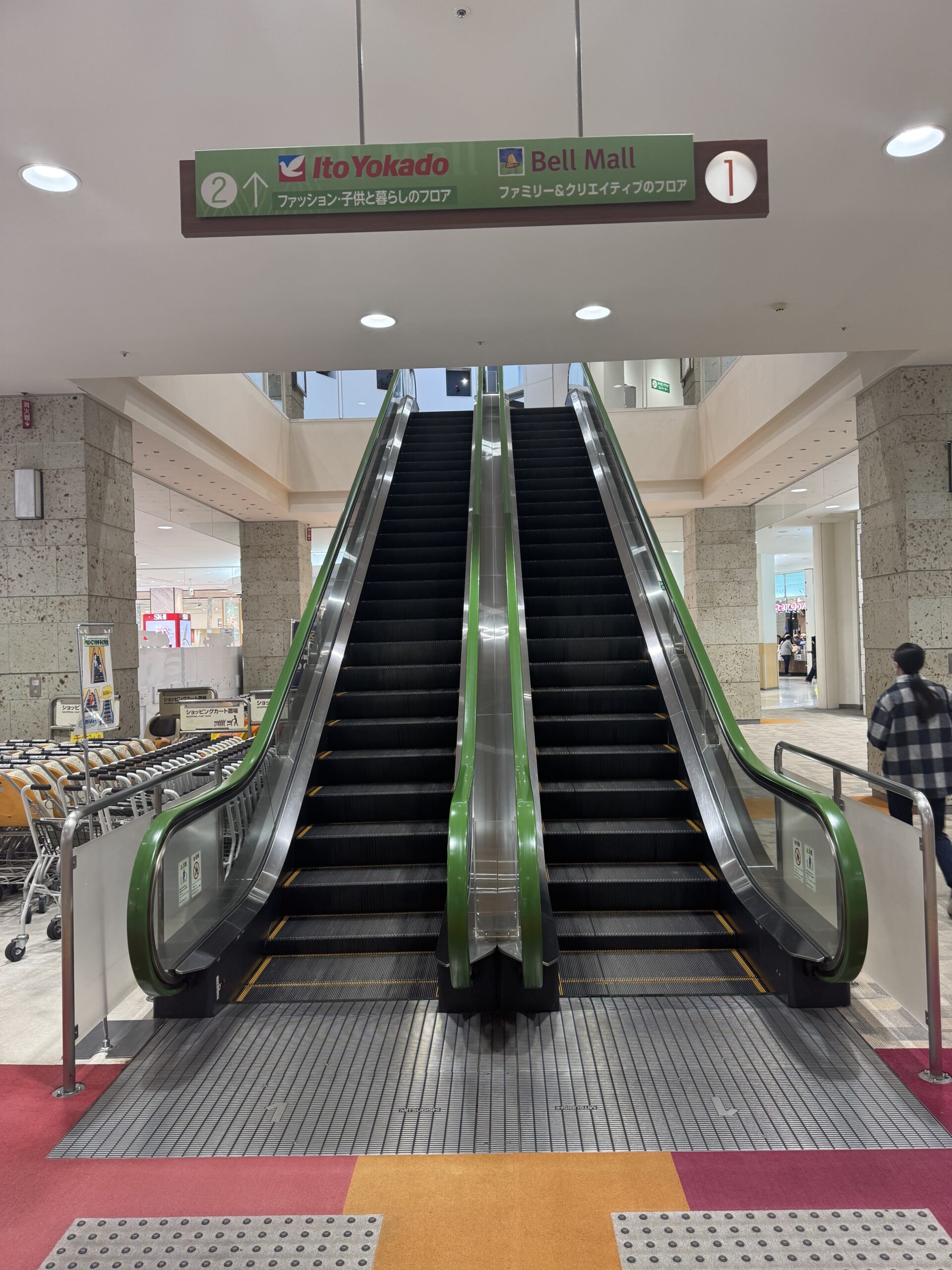 ２.エスカレーターを降りたら、右手の【セントエリーネ】さんを目印にそのまま進みます。