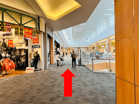 そのまま真っすぐ進むと、左手に当店がございます