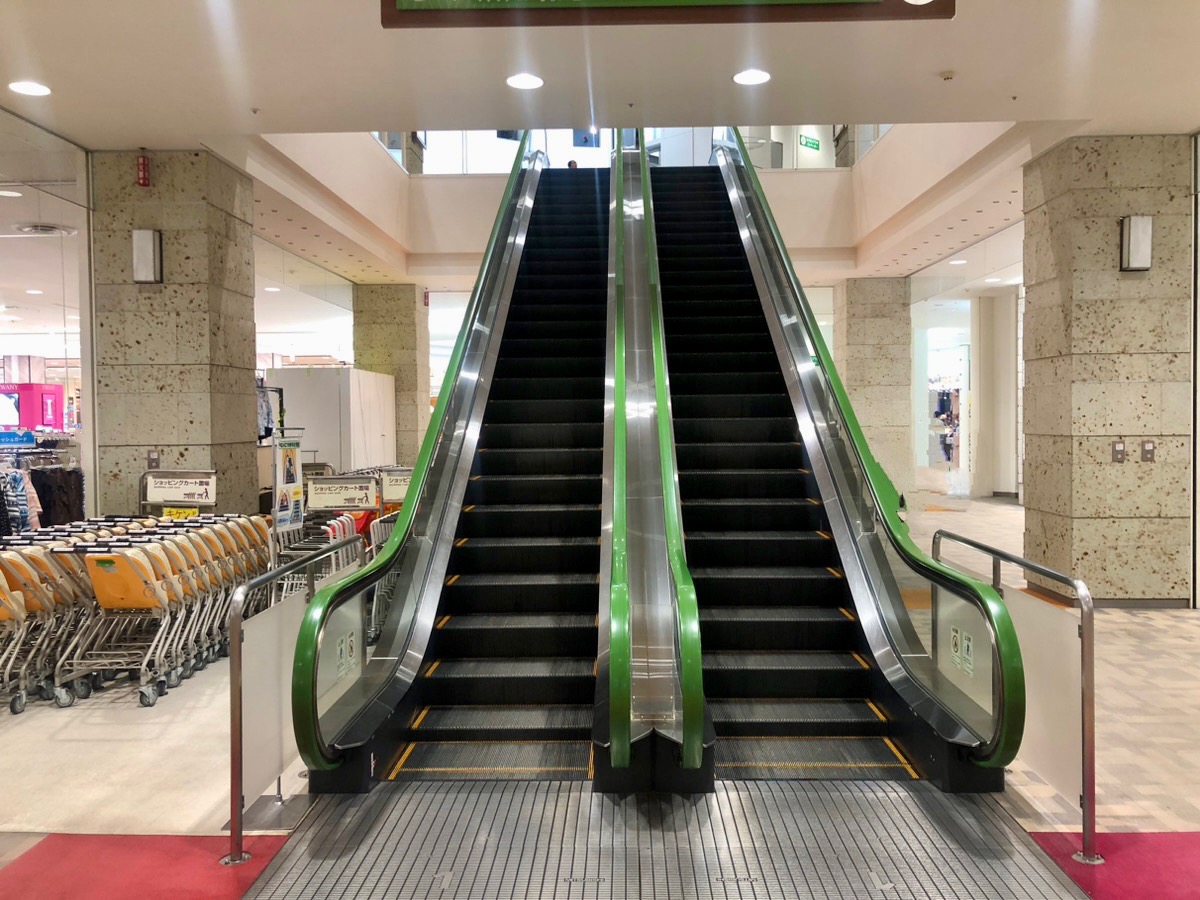 正面のエスカレーターで2階へ上がってください