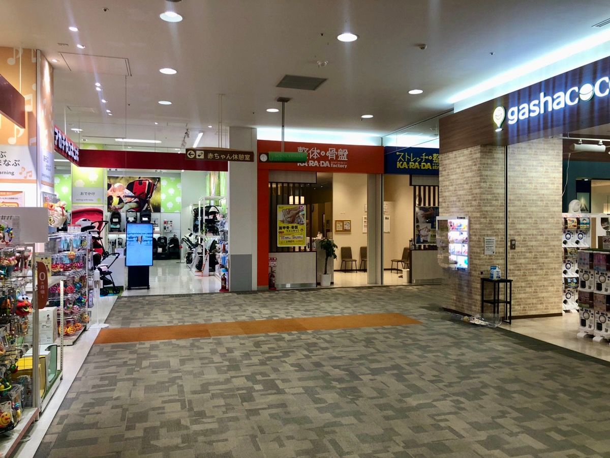 正面にもみりん様、右側にgashacoco様が見えたら右折します