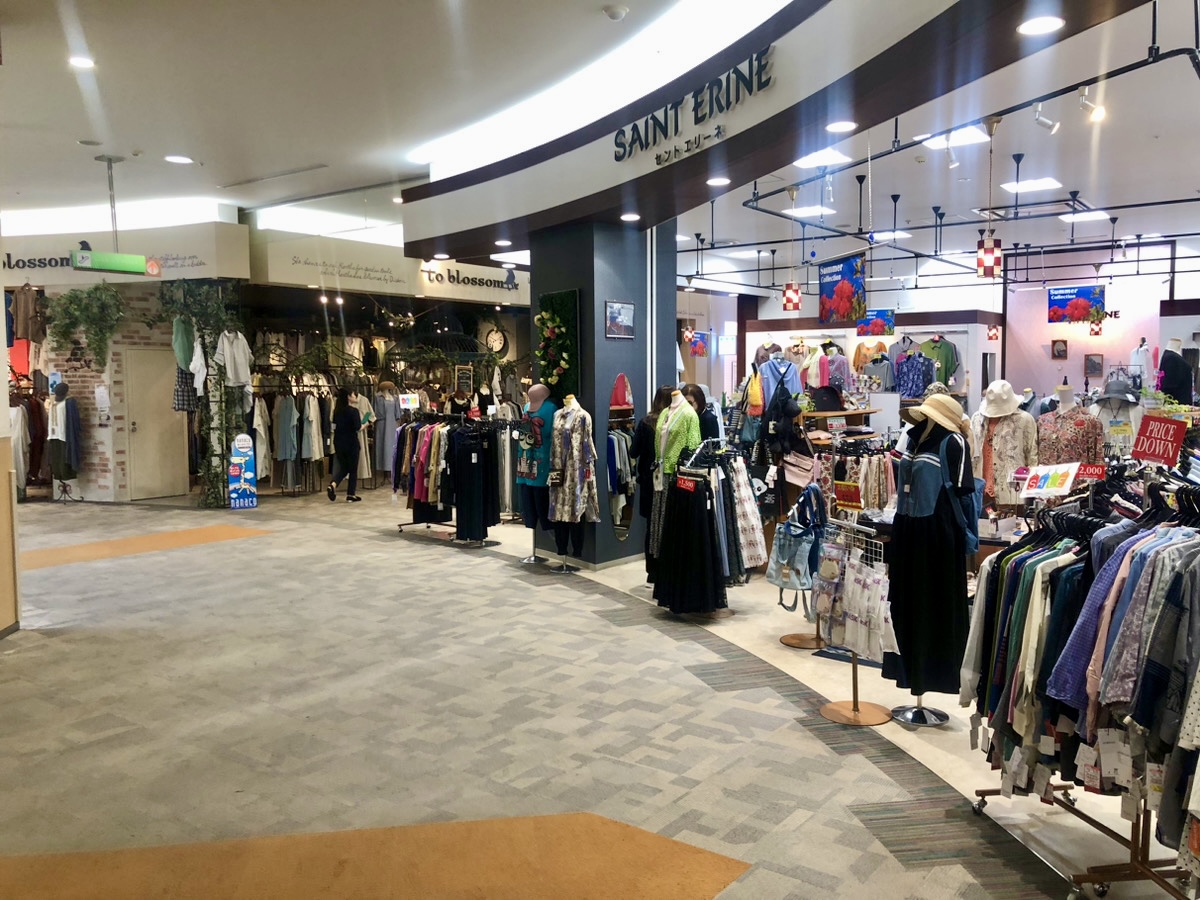 道なりに進むと、右手にセントエリーネ様がございます