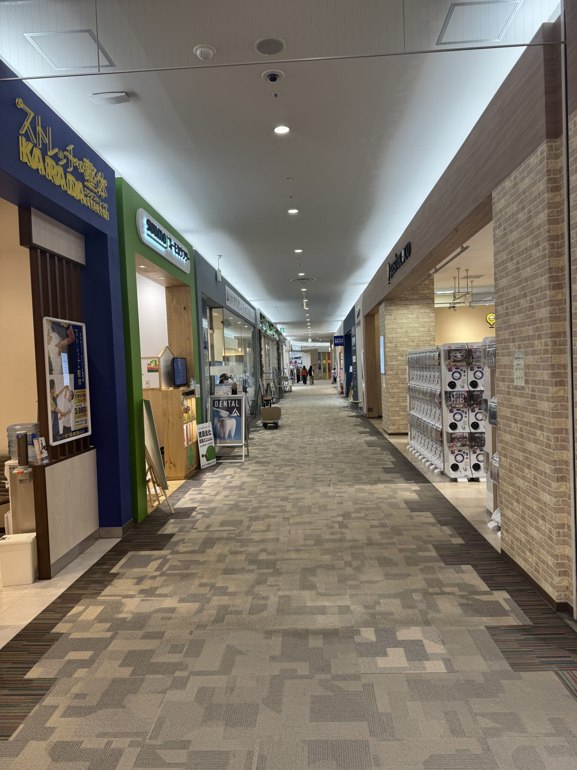 5.【スーモ】さんと【gashacoco】さんのある通路をまっすぐ進みます。