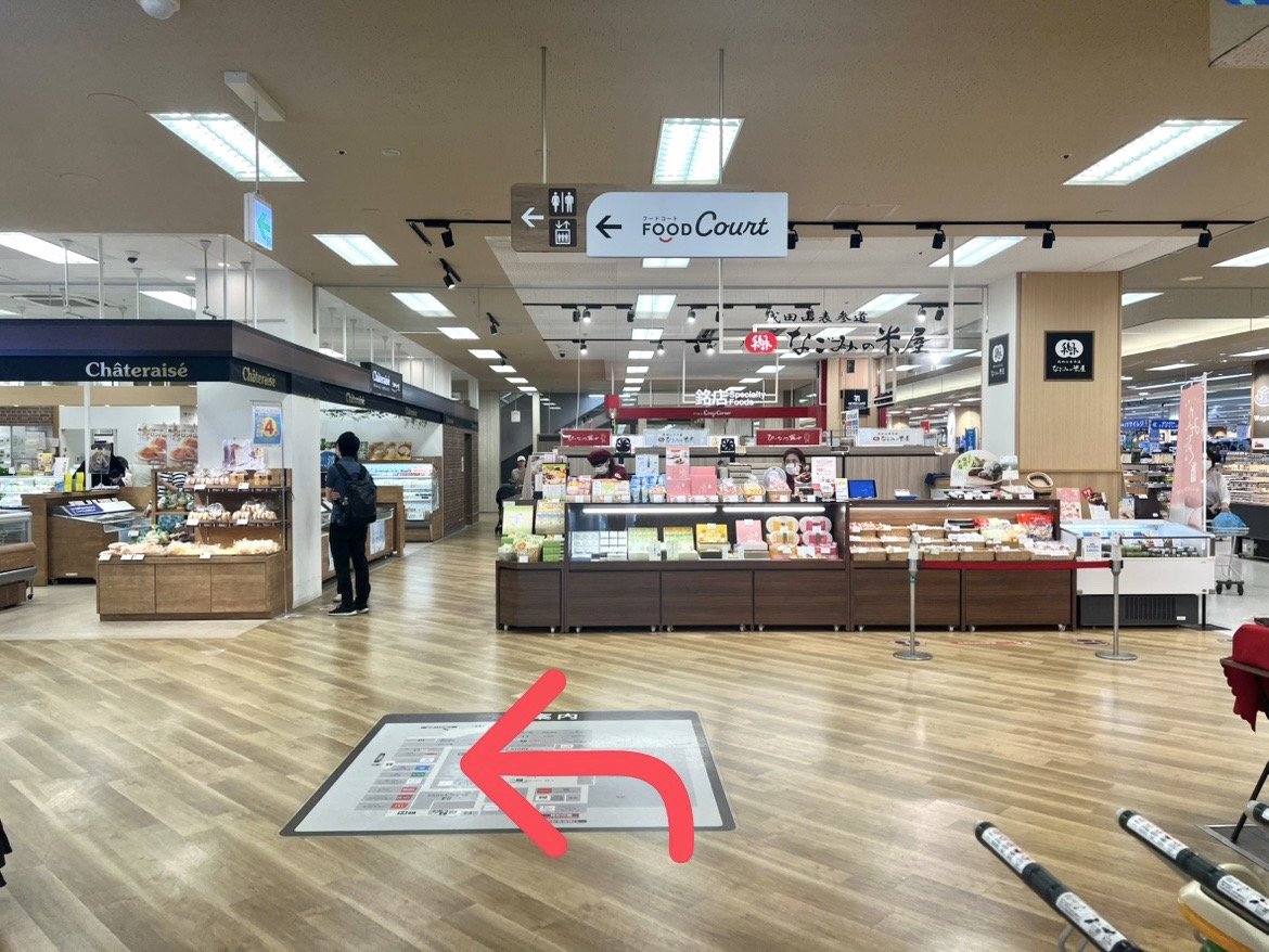 入ってすぐに見えるなごみ米屋様を左に曲がってお進みください