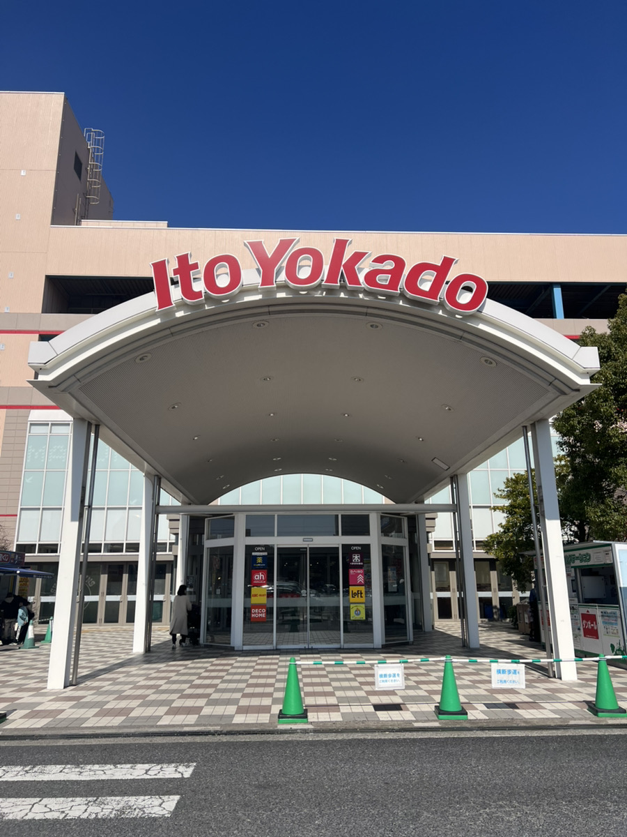 １.最初に、1階駐車場側に面した入口よりご入館ください。