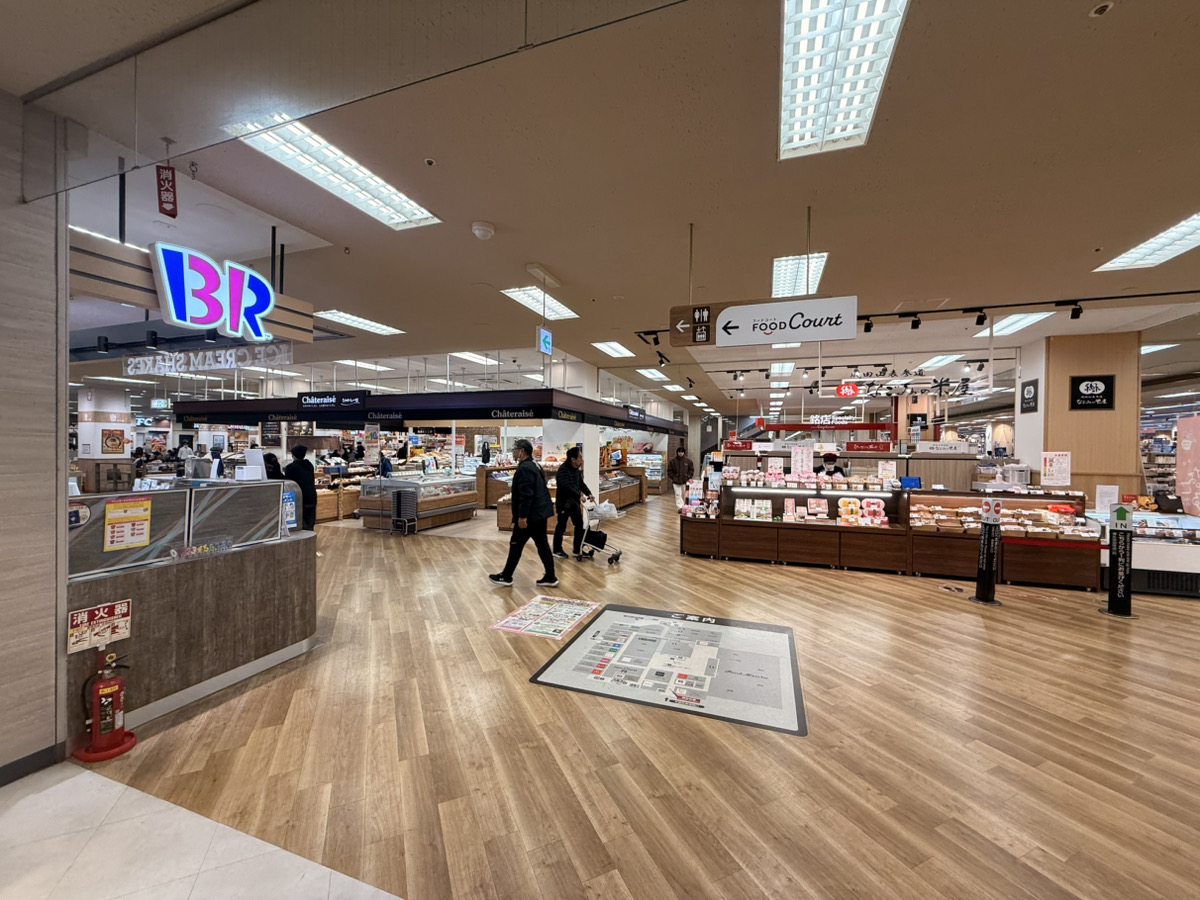 ２.館内へ入ると正面になごみの米屋様がありますので、そこを左手に進んでください。