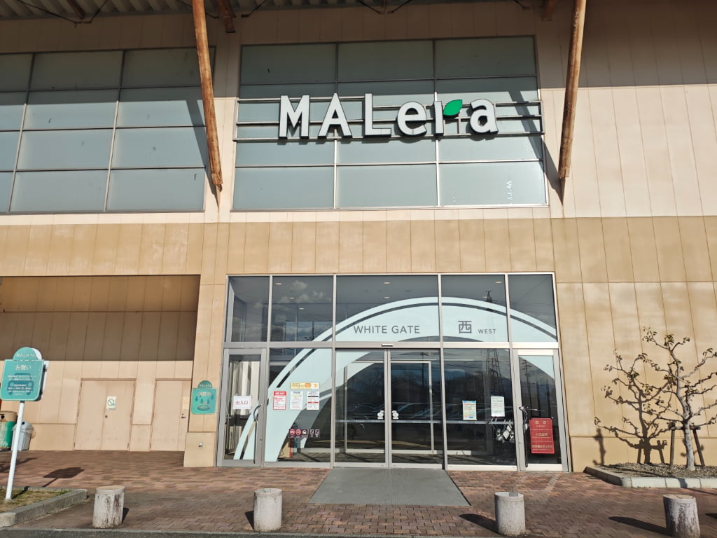 ２.WHITE GATE西入口が館内への入り口となりますので、中へお入りください。