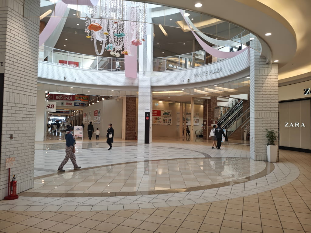 ３入口を入って右側、エスカレーターの乗り口まで歩いていきます。