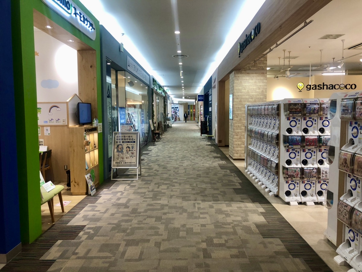 スーモ様とgashacoco様の間の通路を進んでください