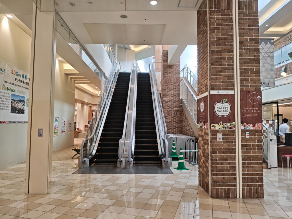 ４.そのままエスカレーターで2階フロアへ上がりましょう。