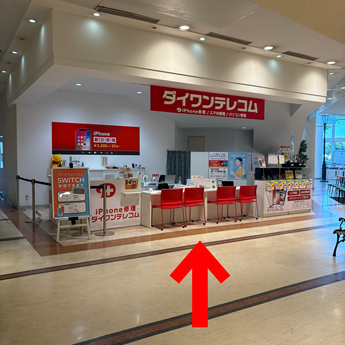寿司めいじん様の向かい側に当店がございます