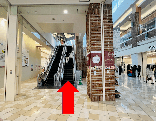 エスカレーターで2階へ上がってください