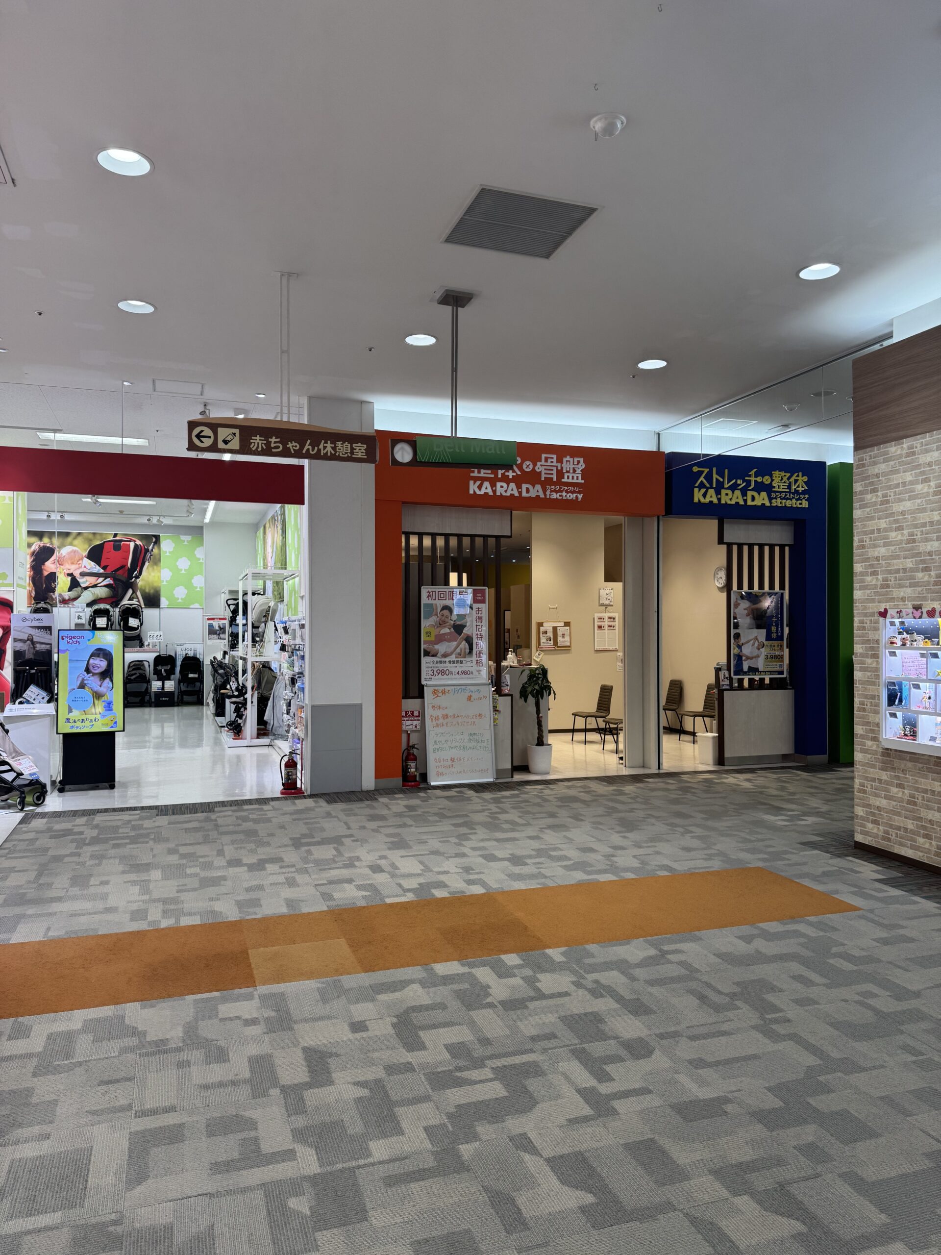 4.【カラダファクトリー】さん前、【gashacoco】さん横の通路を右にお進みください。