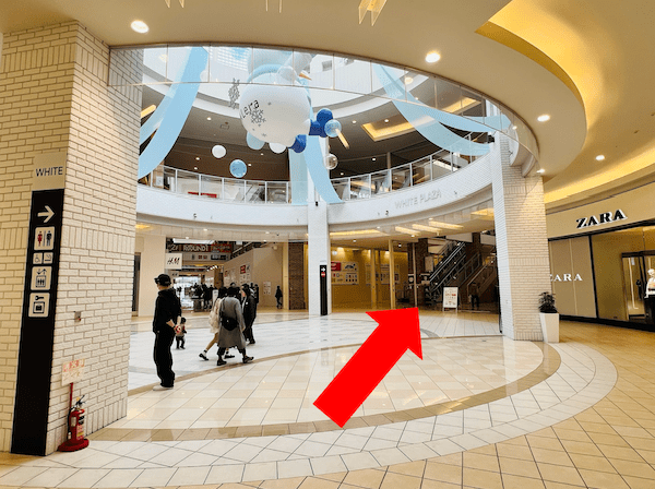 館内に入ったら、右手にあるエスカレーターまで直進します