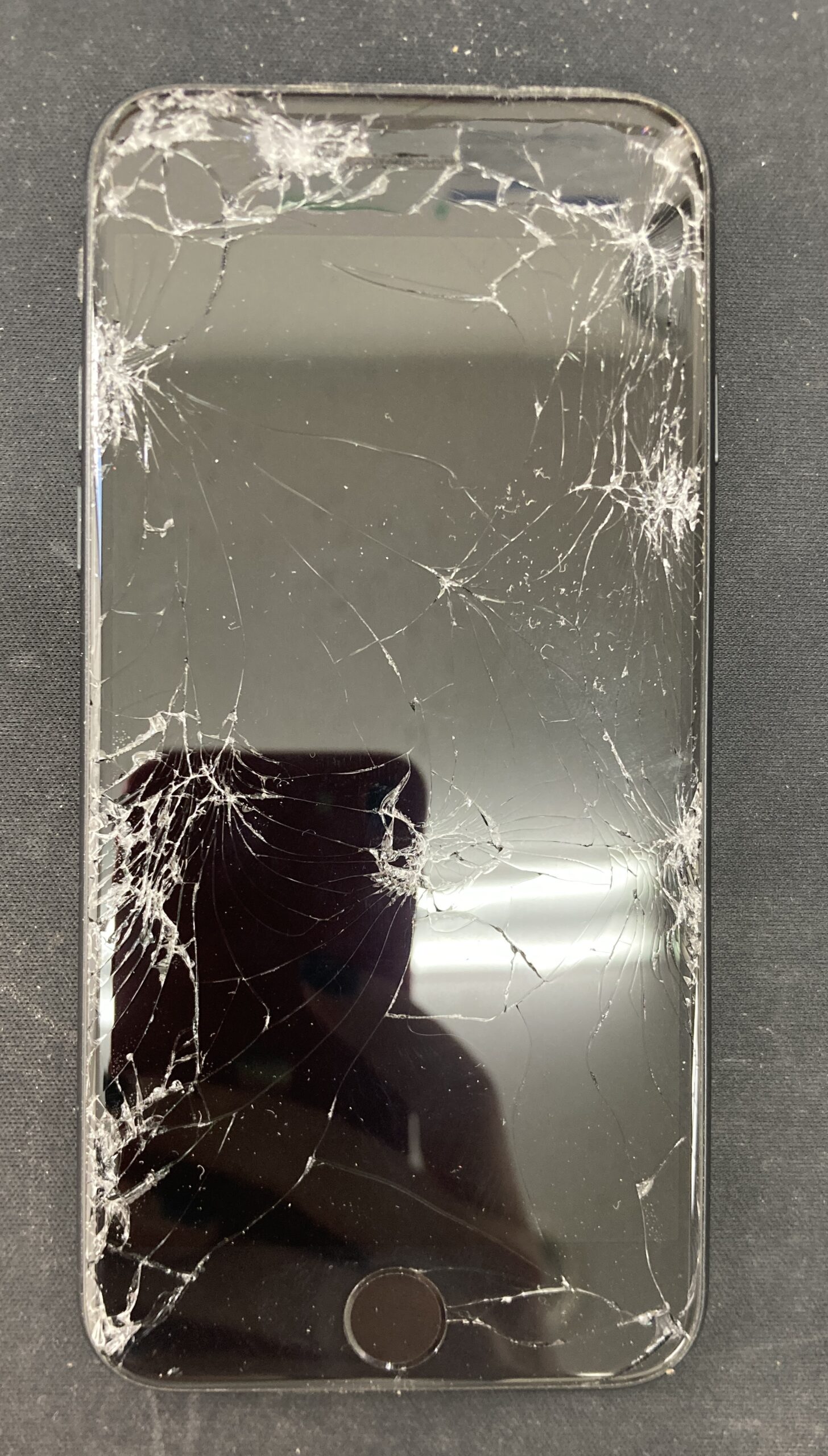 iPhone SE2 画面交換修理 【スマホソニック八王子店】